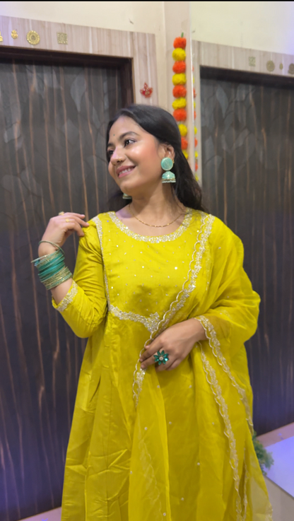 Royal Embroidered Pant Suit with Dupatta ✨