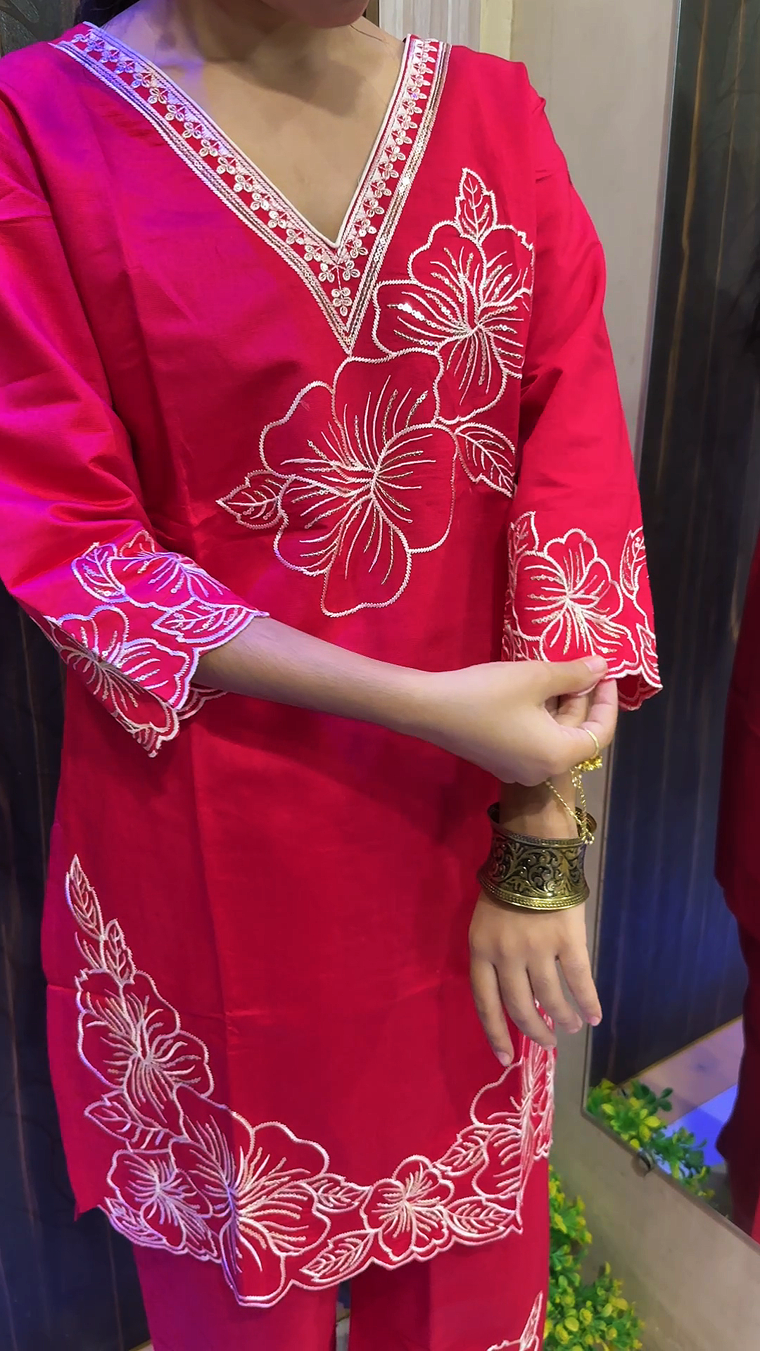 Step into elegance with our Hot Pink Embroidered Floral Kurta Set from Chinkus! 🌸